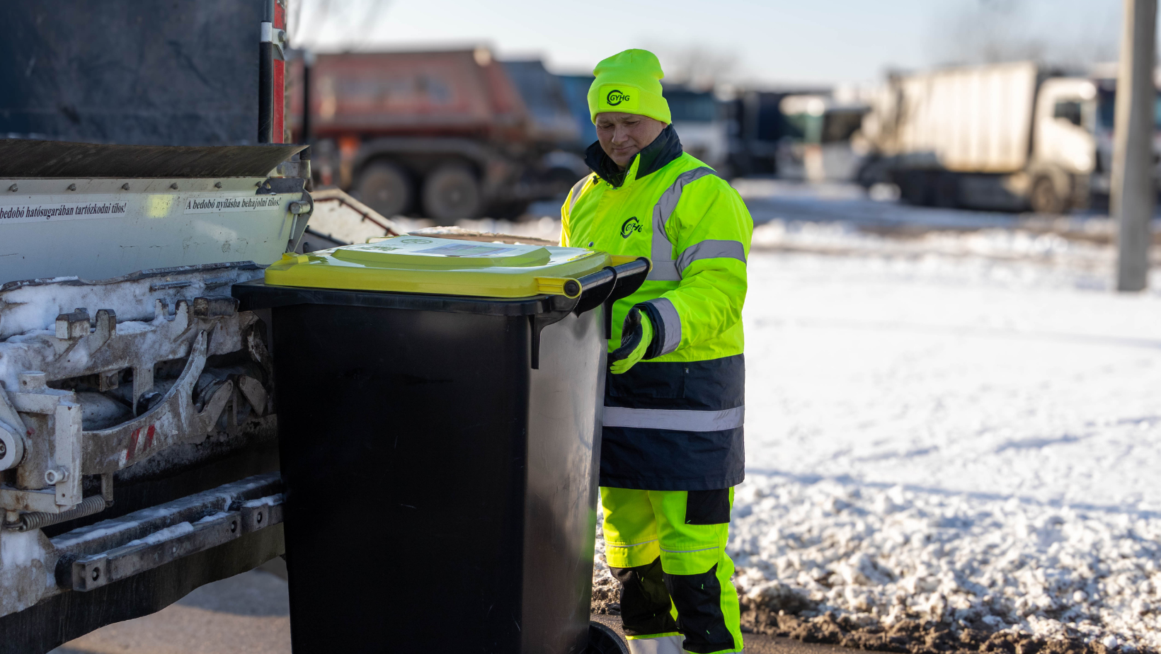 Kukát ürítő munkás